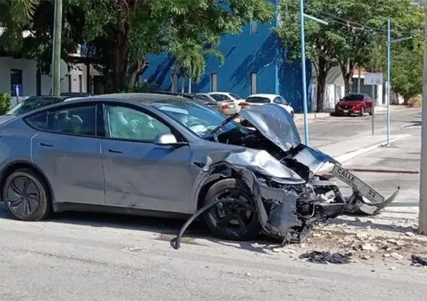 Tesla termina en pérdida total tras choque en Benito Juárez Norte