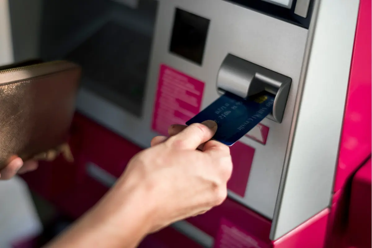 Seguridad Tamaulipas emitió recomendaciones para prevenir robos y fraudes en bancos y cajeros. Foto: Freepik