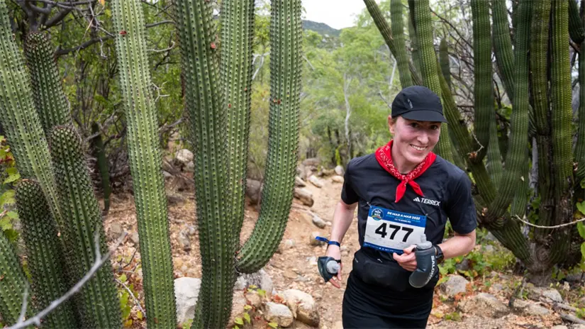 imagen recuadro Participante avanza por los senderos de la Sierra de la Laguna, una de las zonas más emblemáticas del recorrido. Foto: Mar a Mar / Facebook