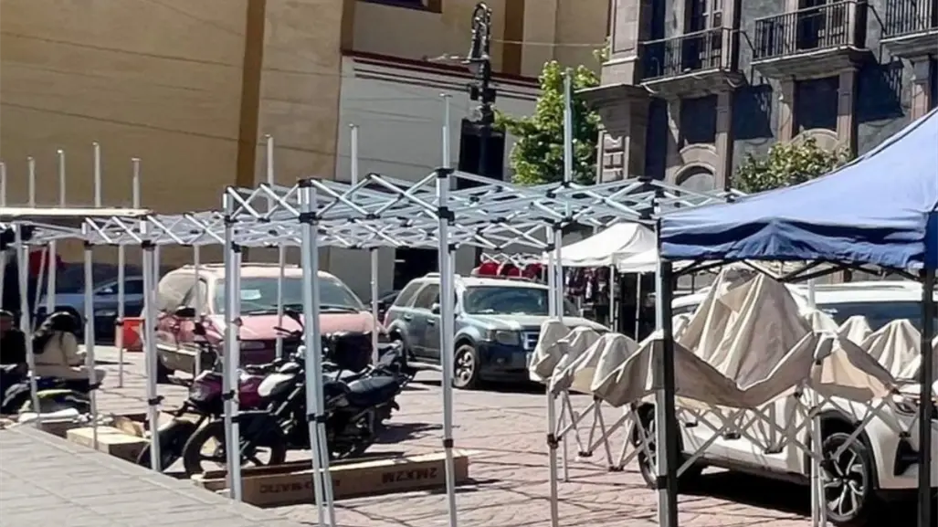 Bazar navideño llega a esta calle de Toluca y provoca caos vial y molestia entre locatarios