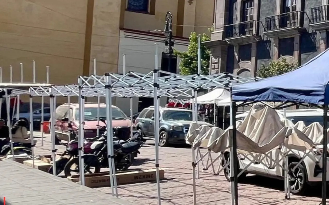 Gran congestionamiento vehicular sobre la calle Mariano Rivapalacio en Toluca, provocado por la instalación del bazar navideño. Foto: X/ Sol de Toluca (Canva)