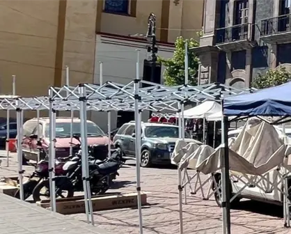 Bazar navideño llega a esta calle de Toluca y provoca caos vial y molestia entre locatarios