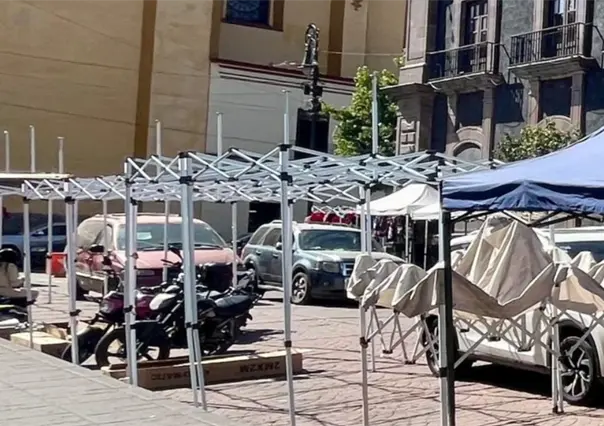 Bazar navide&ntilde;o llega a esta calle de Toluca y provoca caos vial y molestia entre locatarios