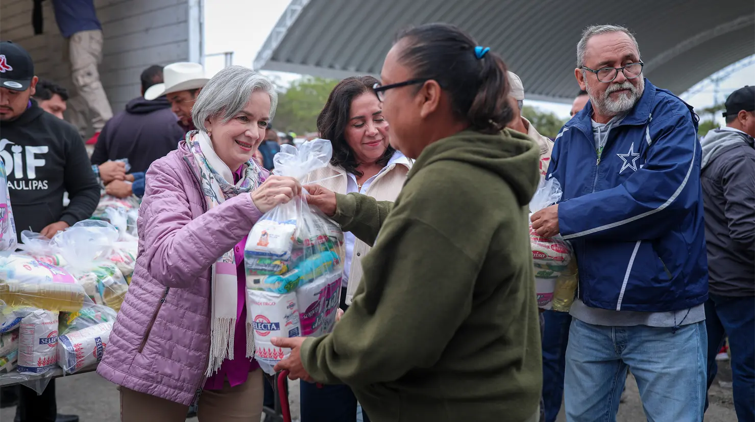 María de Villarreal, presidenta del DIF Tamaulipas, durante la entrega de apoyos sociales en la brigada Transformando Familias de Xicoténcatl. Foto: Carlos García