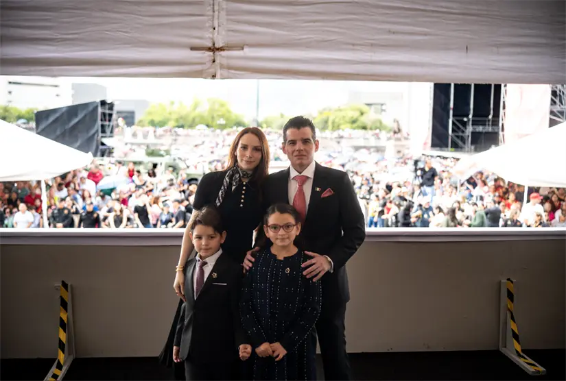 Miguel Ángel Flores Serna, Secretario General de Gobierno de Nuevo León, con su esposa e hijos.