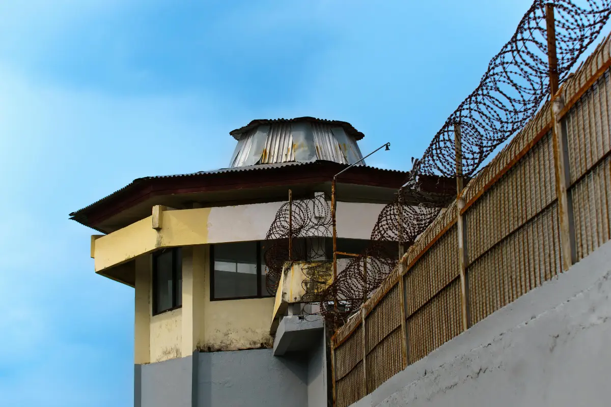 Alexis N podría purgar varios años en la cárcel, en caso de demostrarse su culpabilidad en la muerte de un hombre. Foto Ilustrativa: Canva.