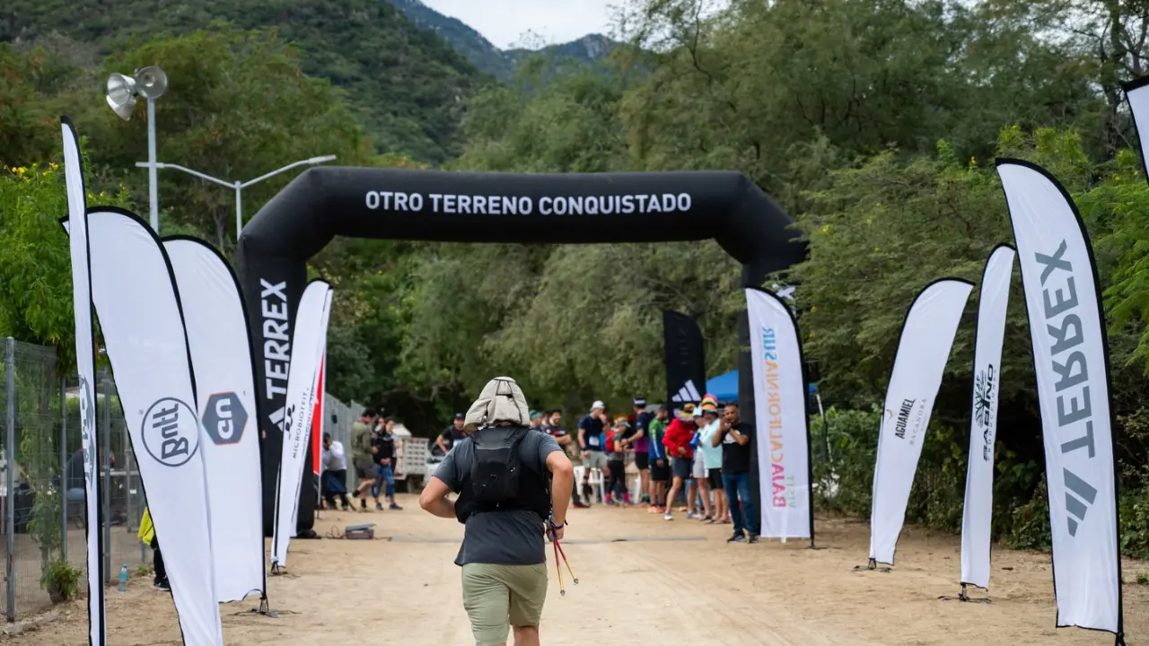 Corredores llegan a un punto de control en la ruta, donde concluye una de las etapas de la competencia. Foto: Mar a Mar / Facebook