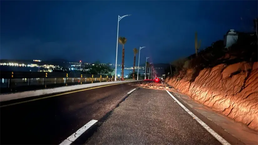 El malecón de La Paz registró arrastre de piedras y tierra tras las lluvias de la noche del 4 de diciembre. Foto: Las noticias desde cabo / Facebook