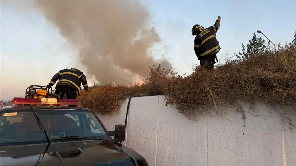 Incendio en camellón de Periférico moviliza a bomberos en Gustavo A. Madero