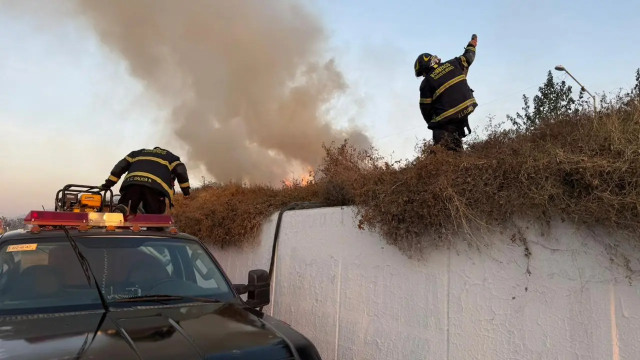 Incendio en la alcaldía Gustavo A. Madero, Heroico Cuerpo de Bomberos de la CDMX llegan a la zona afectada| Foto: Ramón Ramírez