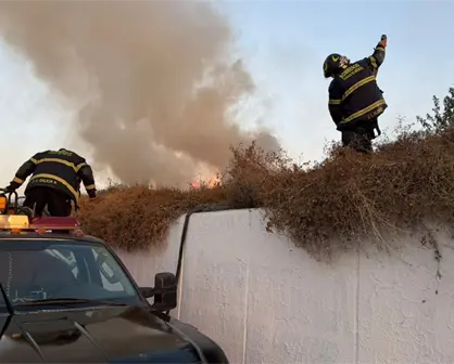 Incendio en camellón de Periférico moviliza a bomberos en Gustavo A. Madero