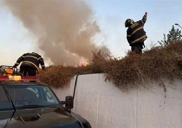 Incendio en camellón de Periférico moviliza a bomberos en Gustavo A. Madero