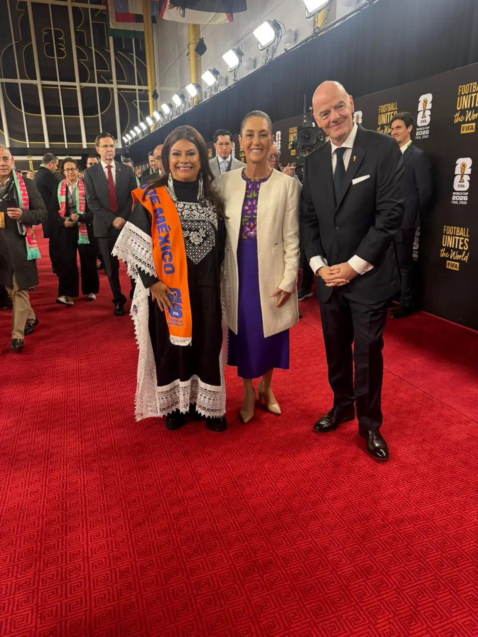imagen recuadro Clara Brugada junto con la presidenta de México y el presidente de la FIFA en el sorteo del Mundial 2026. Foto: X @ClaraBrugadaM