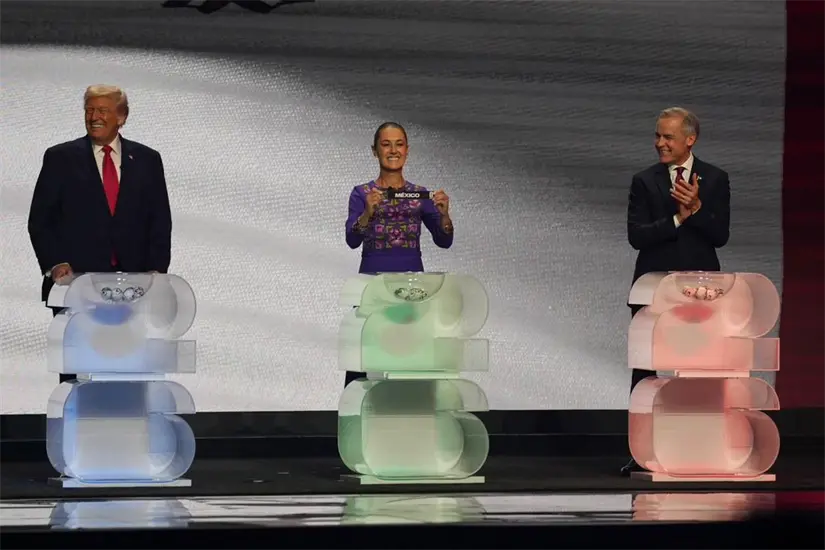 Claudia Sheinbaum sacando boleta de México de esfera de sorteo. Foto: Presidencia de la República