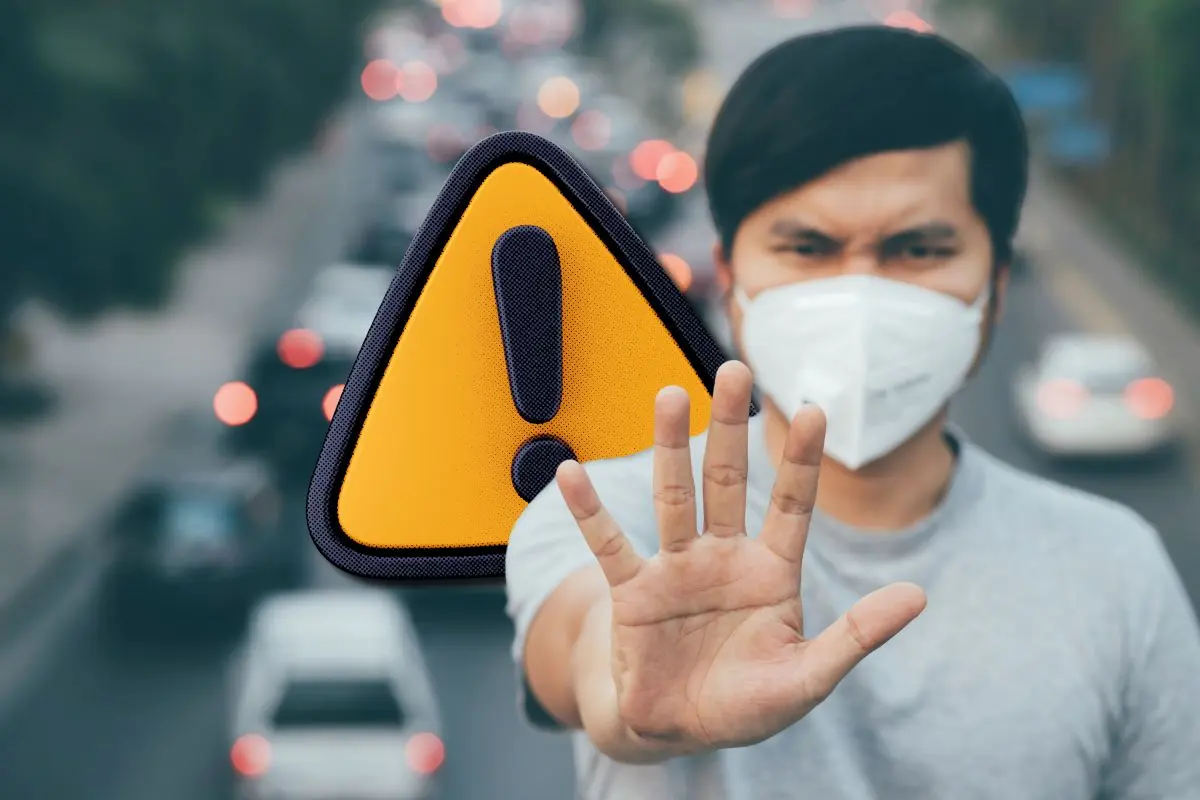 Hombre con cubrebocas ilustra la contaminación en la ciudad y representa la alerta en las zonas residenciales / Foto: Composición de Canva