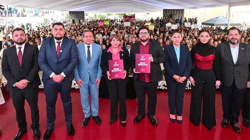 Gobernadora del Estado de México, Delfina Gómez Álvarez, junto al político Isaac Montoya, durante la presentación de su informe de actividades. Foto: @delfinagomeza