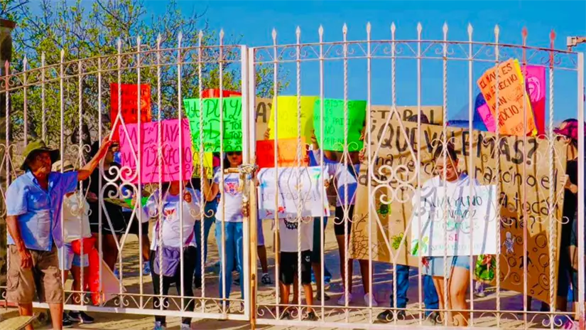 Ciudadanos protestan frente al portón que bloquea el acceso a playa San Cristóbal, en Cabo San Lucas, para exigir el libre tránsito hacia la zona federal marítimo-terrestre, Julio 2025. Foto: Vive La Paz Mx / Facebook
