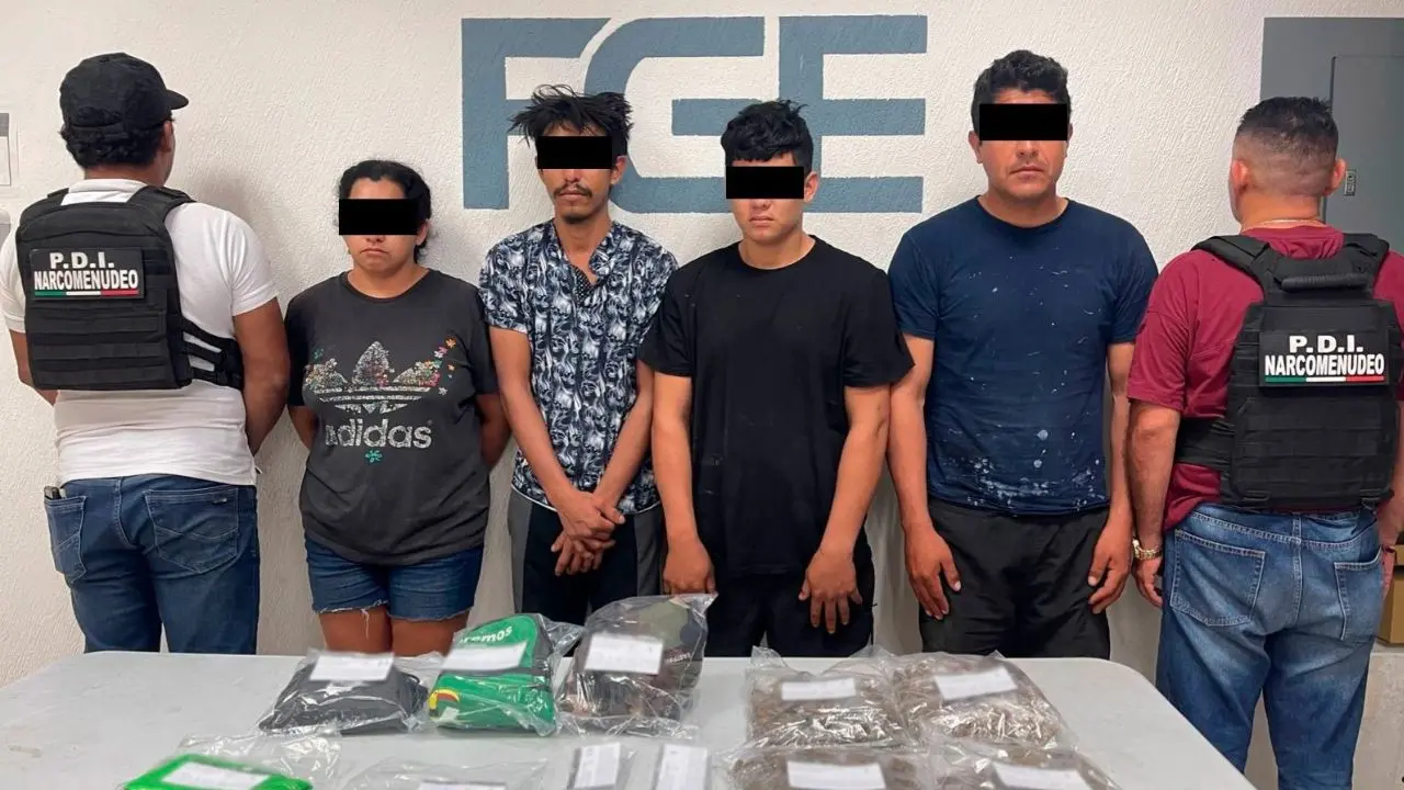 Imagen de la FGE de Quintana Roo que muestra a los 4 detenidos por delitos contra la salud y ser señalados de pertenecer a un grupo delictivo.- Fuente FGE Quintana Roo