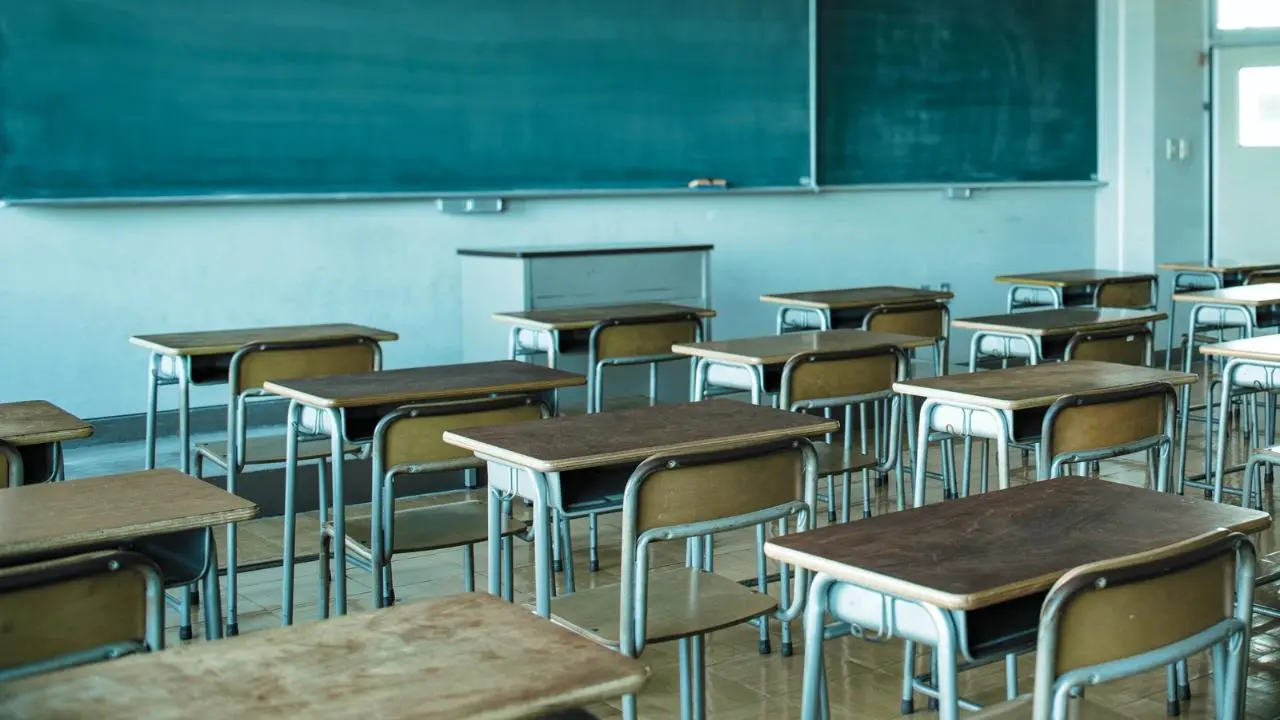 Los desafíos económicos y la ausencia de orientación vocacional son factores clave en el abandono escolar. Foto: Canva