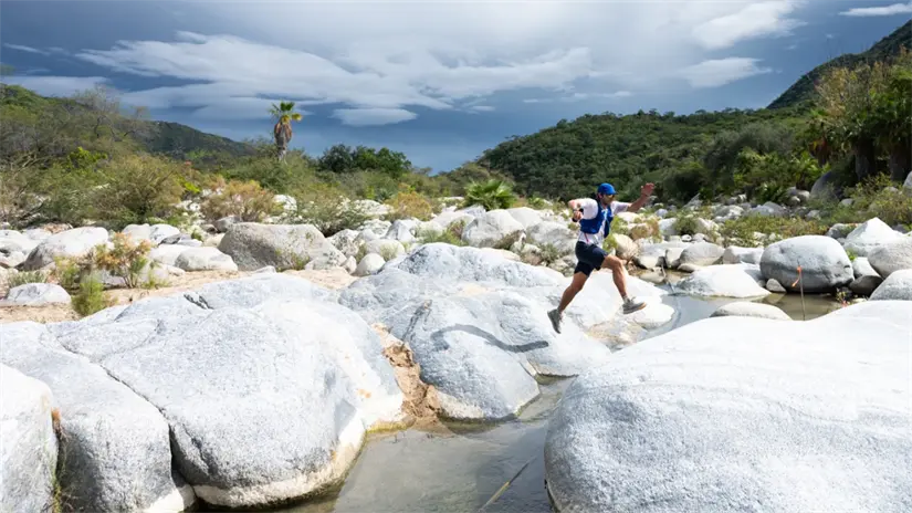 imagen recuadro Participante supera una sección de arroyos y rocas, uno de los desafíos característicos de Mar a Mar. Foto: Mar a Mar / Facebook