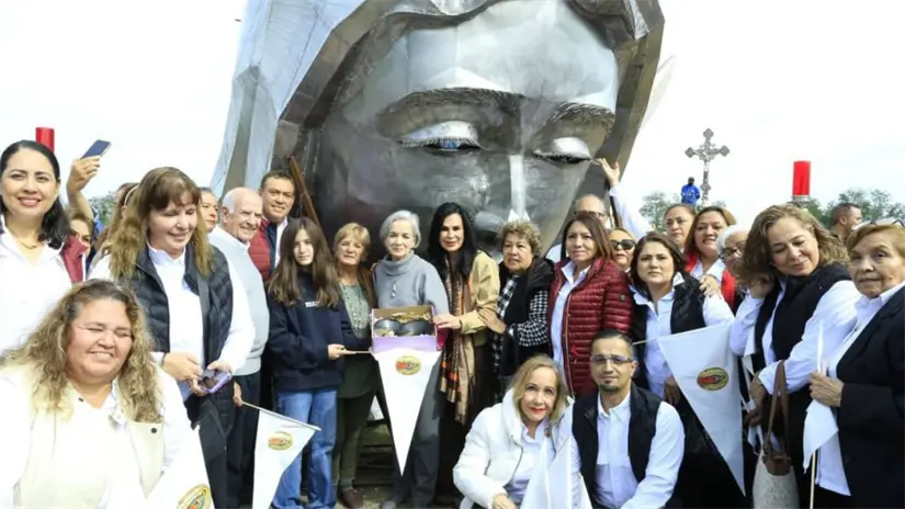 La doctora María de Villarreal. presidenta del Sistema DIF Tamaulipas hizo entrega de las pupilas de la virgen | Foto: sistema DIF Tamaulipas 