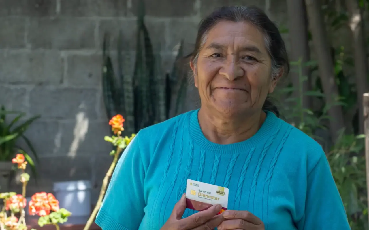 Es crucial llevar todos los documentos solicitados para registrarse al programa Pensión Mujeres con Bienestar. Foto: X/ @apoyosbienestar (Captura, Canva)