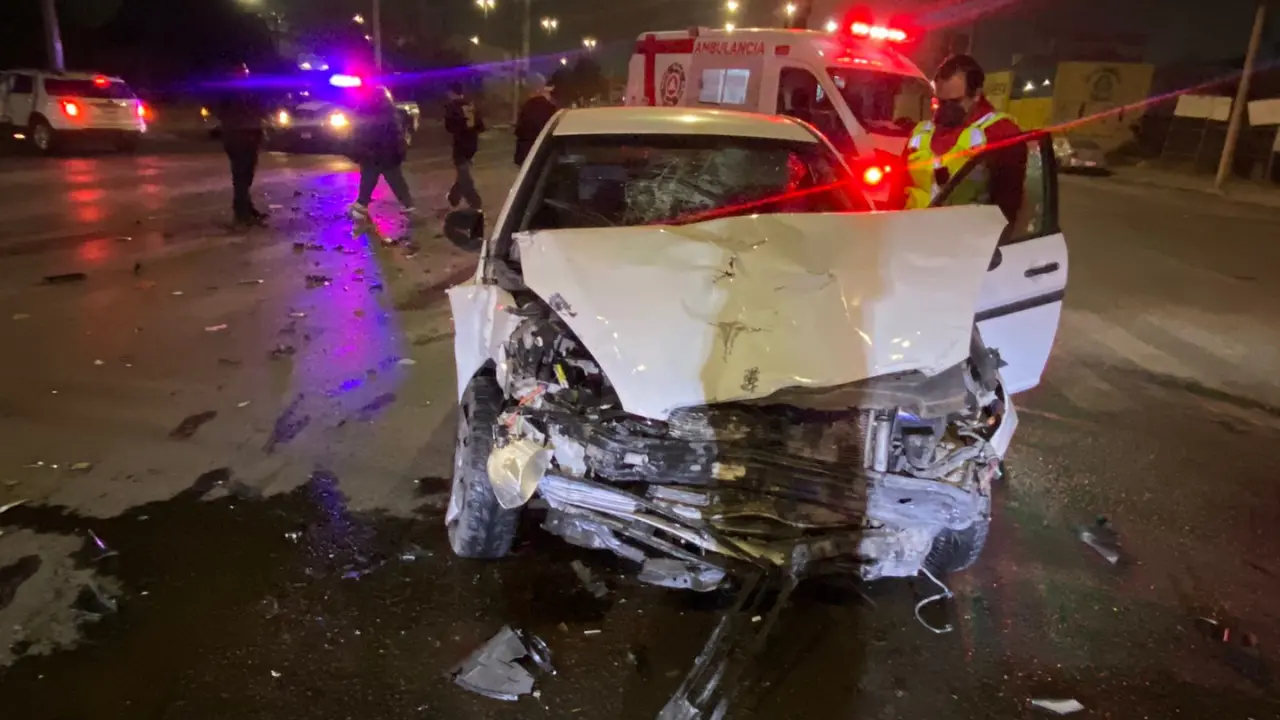 El golpe, producto de la velocidad y la imprudencia, generó daños significativos y movilizó rápidamente a los cuerpos de emergencia./Foto: Protección Civil