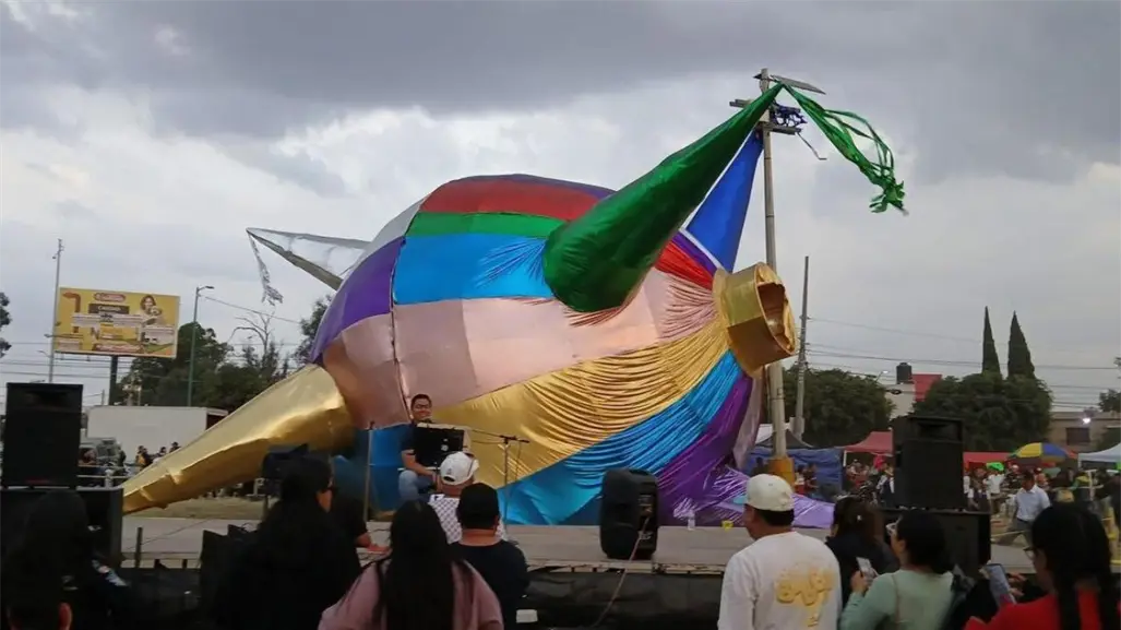 La piñata más grande de Latinoamérica cae en Cuautitlán poco después de su inauguración por fuertes vientos