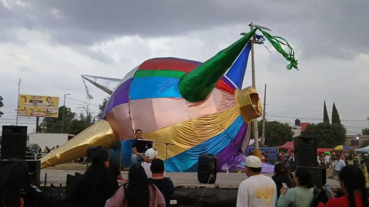 Aspecto de la mega piñata caída en Cuautitlán, supuestamente debido a los fuertes vientos. Foto: Facebook @AD Noticias