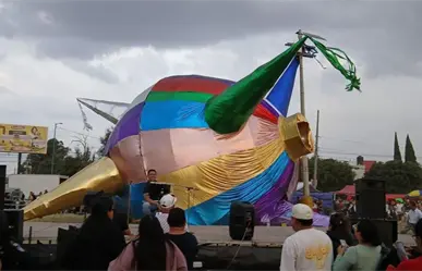 La piñata más grande de Latinoamérica cae en Cuautitlán poco después de su inauguración por fuertes vientos