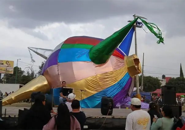 La piñata más grande de Latinoamérica cae en Cuautitlán poco después de su inauguración por fuertes vientos