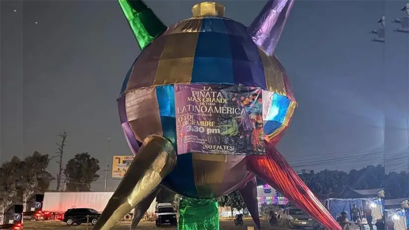 La piñata, anunciada como la más grande de Latinoamérica, poco antes de su caída en Cuautitlán. Foto: Facebook @AD Noticias 