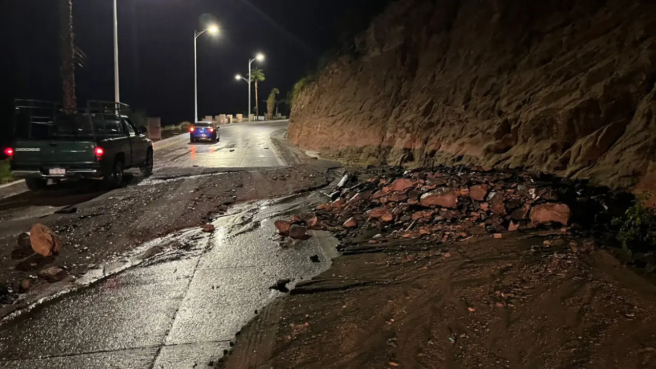 Usuarios en redes también alertaron sobre la cascada que se creó frente a este cerro. Foto: Milena Quiroga Romero / Facebook.