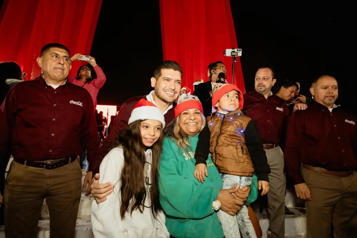En esta ocasión es el municipio de Matamoros, Tamaulipas, el que se llena del espíritu navideño con el encendido del pino, con características especiales, en la plaza principal del lugar. Foto: Gobierno Municipal de Matamoros