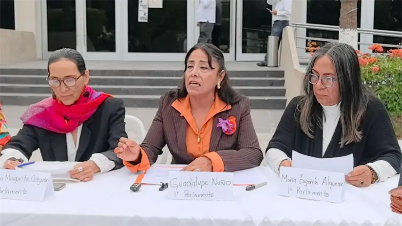 Integrantes del Primer Parlamento de Mujeres ofrecen un posicionamiento frente al Congreso del Estado para exigir el cumplimiento de este ejercicio ciudadano. Foto: Rocío Casas / POSTA Baja California Sur