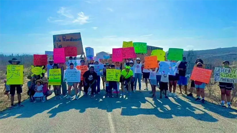 Colectivos y familias de Los Cabos se movilizaron sobre el camino de entrada a San Cristóbal para pedir que se abra el acceso público a la playa. Foto: Vive La Paz Mx / Facebook