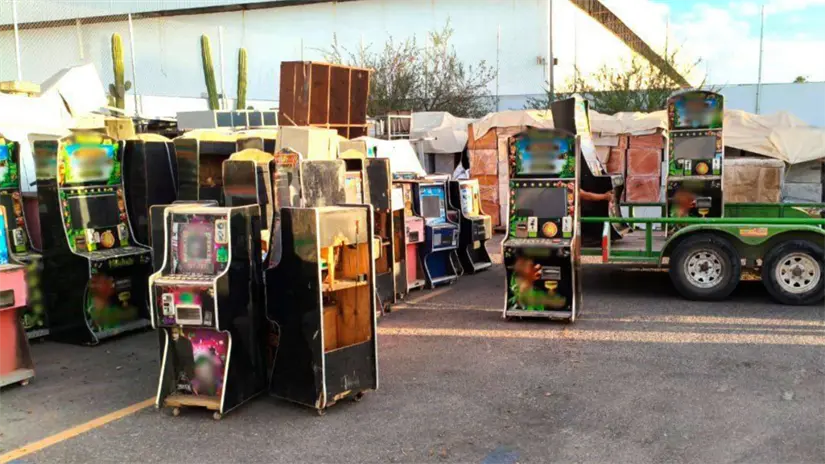 imagen recuadro Diversas máquinas tragamonedas aseguradas en siete investigaciones distintas fueron retiradas de circulación y concentradas para su destrucción. Foto: Fiscalía General de la República