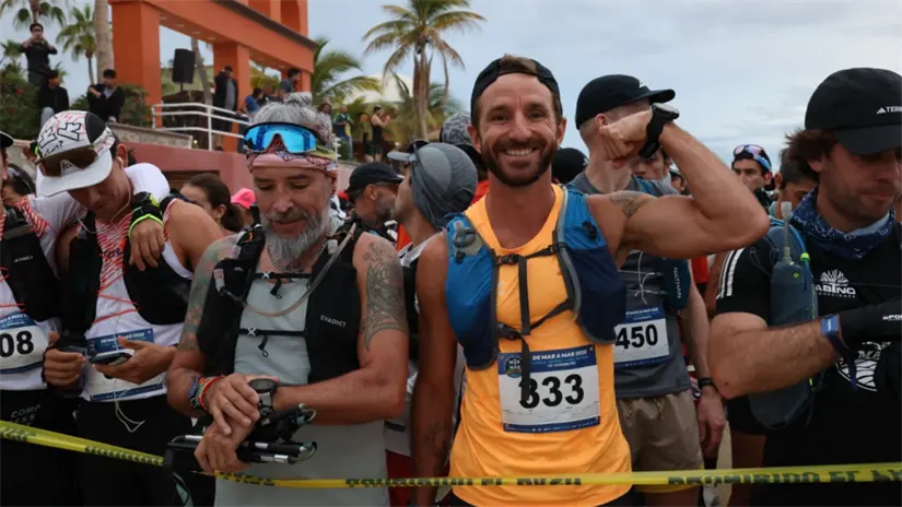 imagen recuadro Corredores se preparan para iniciar la carrera que conecta el Mar de Cortés con el Pacífico. Foto: Mar a Mar / Facebook