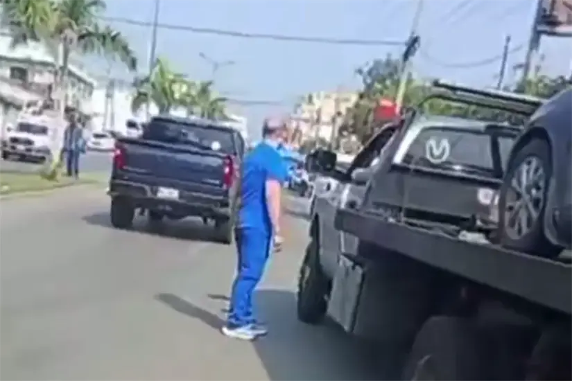 imagen recuadro Tras bajar la camioneta de la grúa, el conductor se dio a la fuga. Foto: Axel Hassel