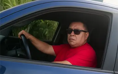 VIDEO | Médico del IMSS huye de la autoridad "quemando llanta" tras bajar su camioneta de la grúa