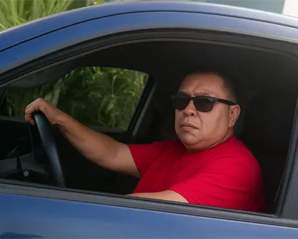 VIDEO | Médico del IMSS huye de la autoridad "quemando llanta" tras bajar su camioneta de la grúa