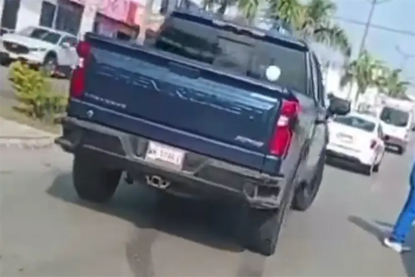 imagen recuadro La camioneta y el conductor infraccionados se estacionaron directamente sobre la banqueta, obstruyendo el paso peatonal. Foto: Axel Hassel