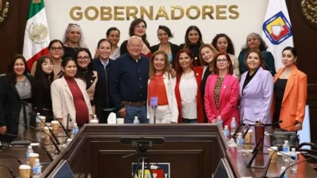 Participantes del Parlamento de Mujeres reunidas en la Sala de Gobernadores del Congreso de Baja California Sur. Foto: Congreso de Baja California Sur