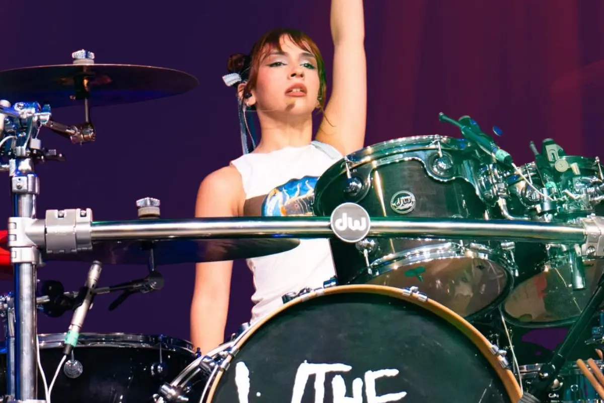 Paulina Villarreal también ha sido reconocida por Drumeo como Rock Drummer of the Year en 2024. FOTO: CANVA/IG: @thewarningrockband