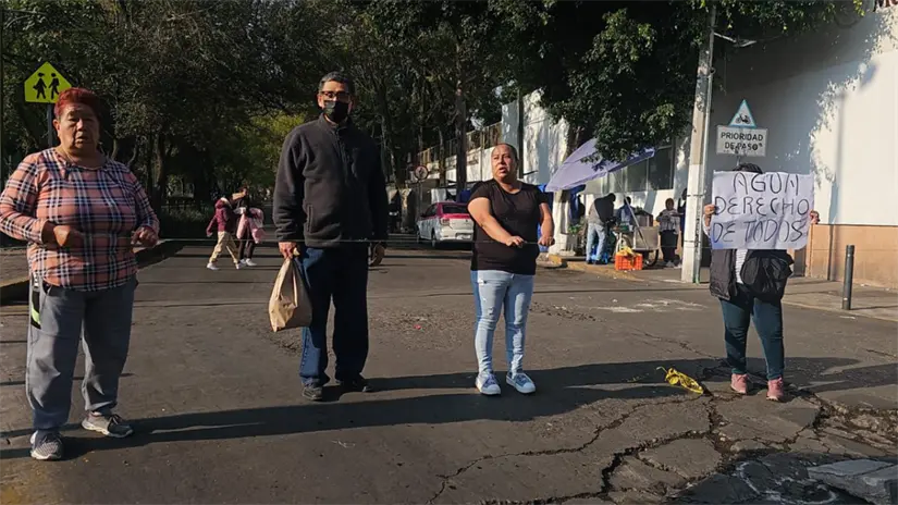imagen recuadro Por falta de agua, vecinos cierran vialidades en la alcaldía Miguel Hidalgo, levantarán la movilización hasta que se llegue a un acuerdo. | Foto: Ramón Ramírez