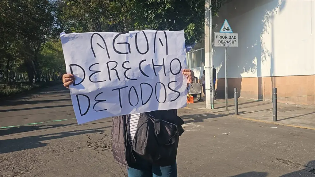 Vecinos bloquean calzada Legaria, exigen restitución del suministro de agua por la red