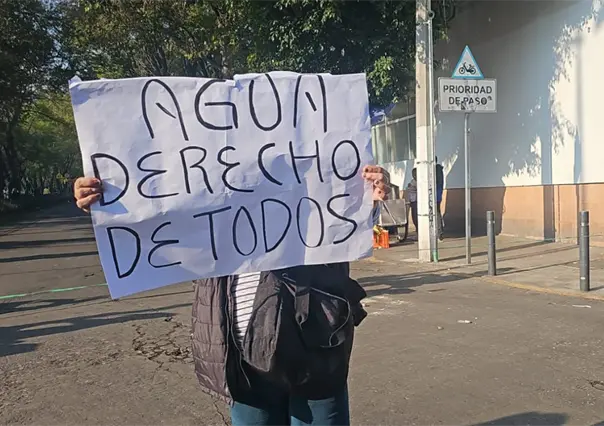 Vecinos bloquean calzada Legaria, exigen restitución del suministro de agua por la red
