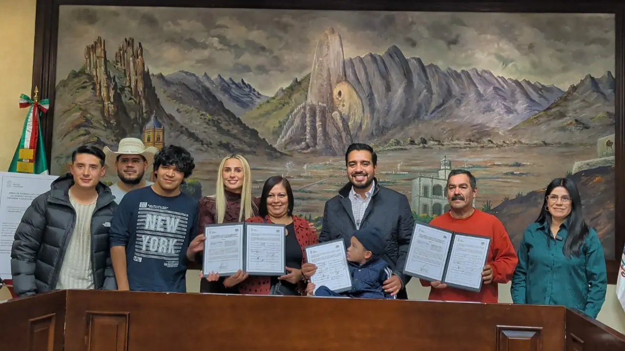 El alcalde de Santa Catarina, Jesús Nava; junto a padres de familia en firma de acuerdo para centro de autismo. Foto: Gobierno de Santa Catarina