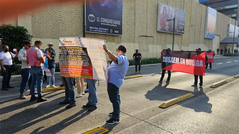 Un grupo de policías auxiliares del Estado de México bloqueó este viernes la avenida Chapultepec. Foto: Luis Antonio Alfaro