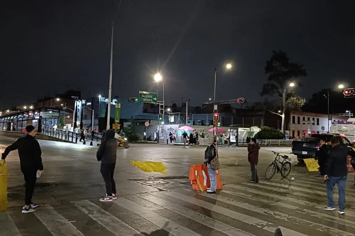 ¿Sin luz en la Guerrero? Vecinos bloquean Eje 1 y exigen solución inmediata. Foto: Especial